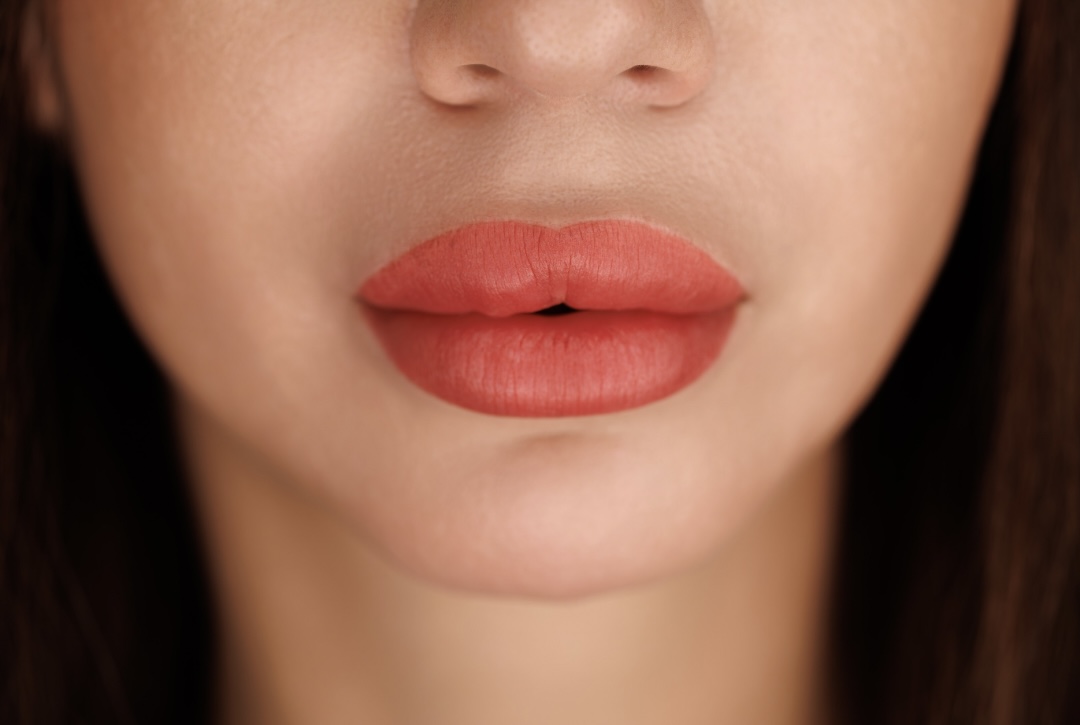 Lip definition and shape enhancement — border refinement and symmetry